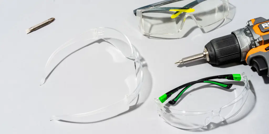 در چه شغل هایی از عینک ایمنی استفاده می شود؟