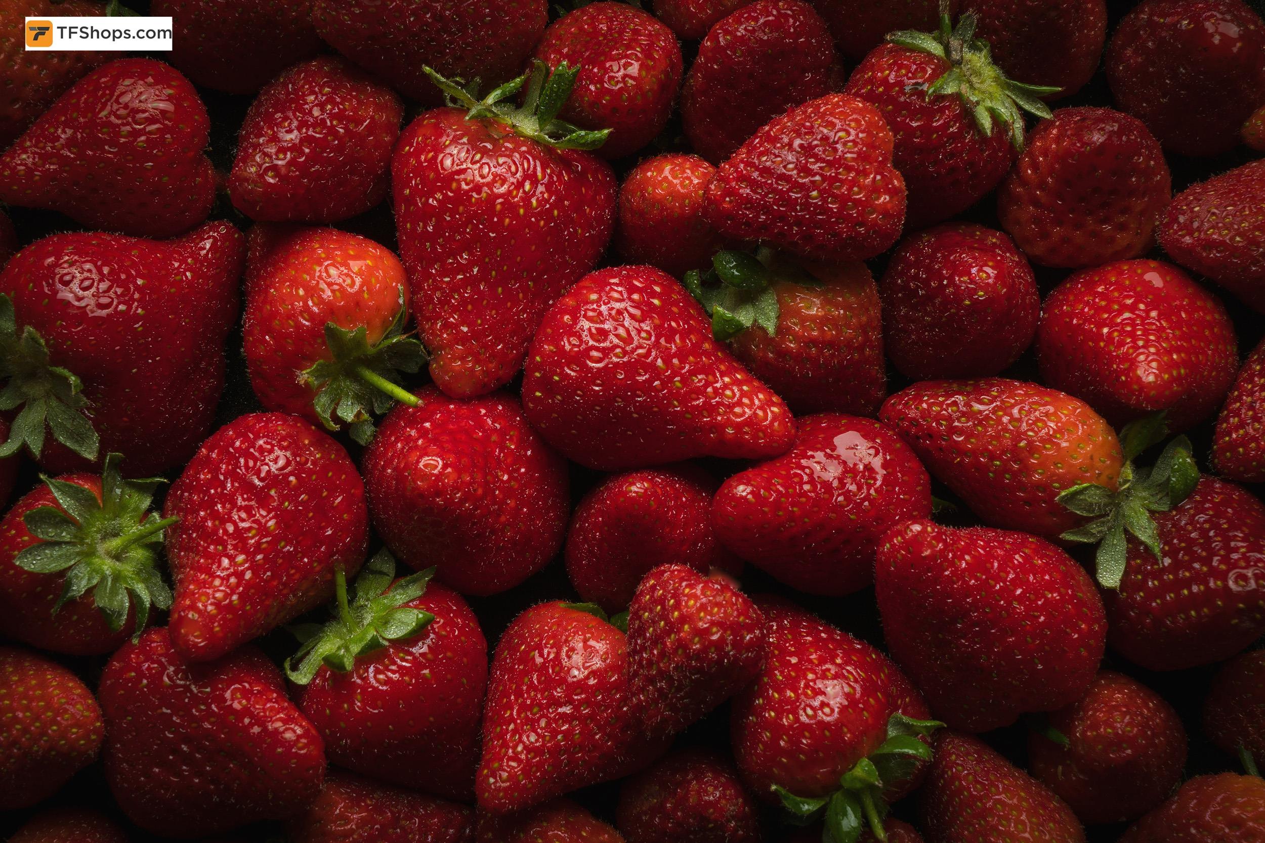strawberries-2-te-221104-dcb446